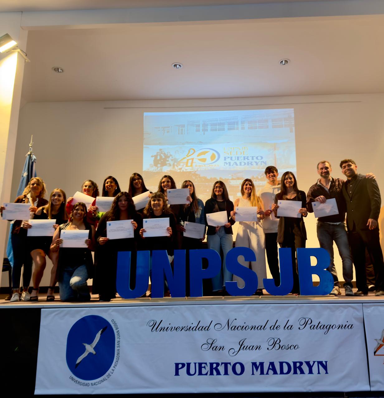 Alumnos recibiendo diploma en la UNPSJB