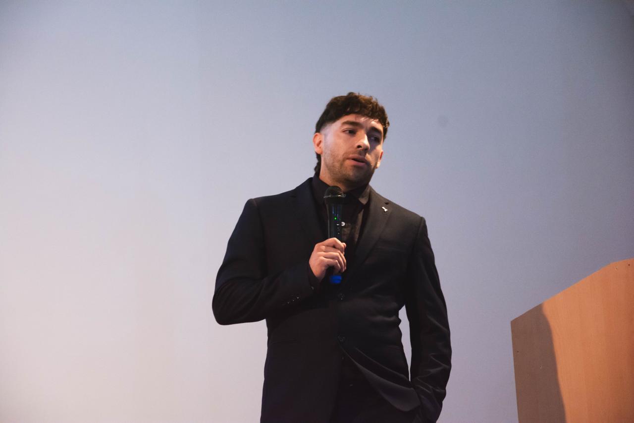 Nicolás Acosta hablando en un evento de la UNPSJB